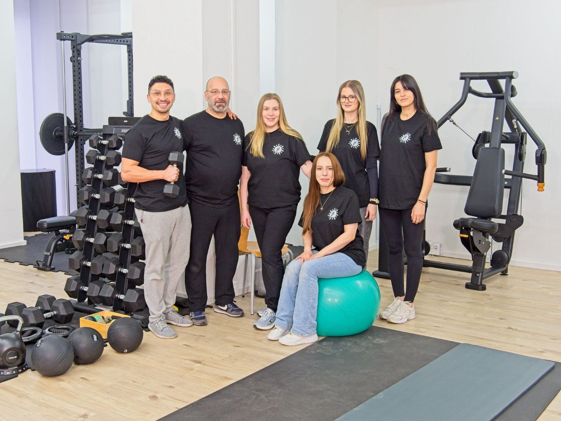 Das Team von Physiotherapie Juan Toledo im Trainingsraum der Praxis